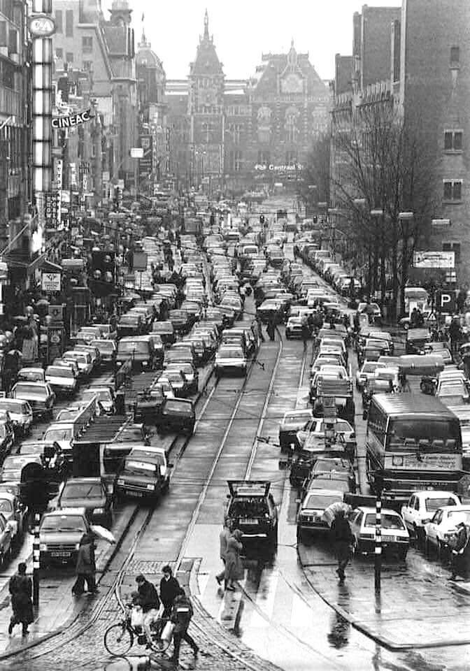 22 maart 1987, verkeerschaos op het Amsterdamse Damrak naar aanleiding van een staking bij het openbaar vervoer.