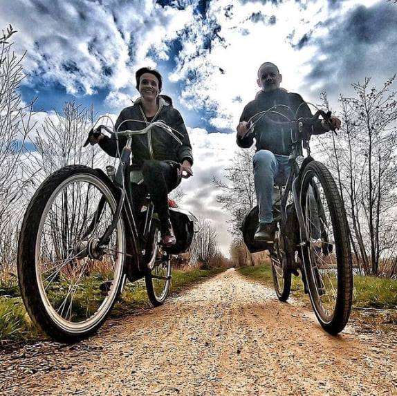 Merel en Johnny op een van hun meerdaagse fietstochten