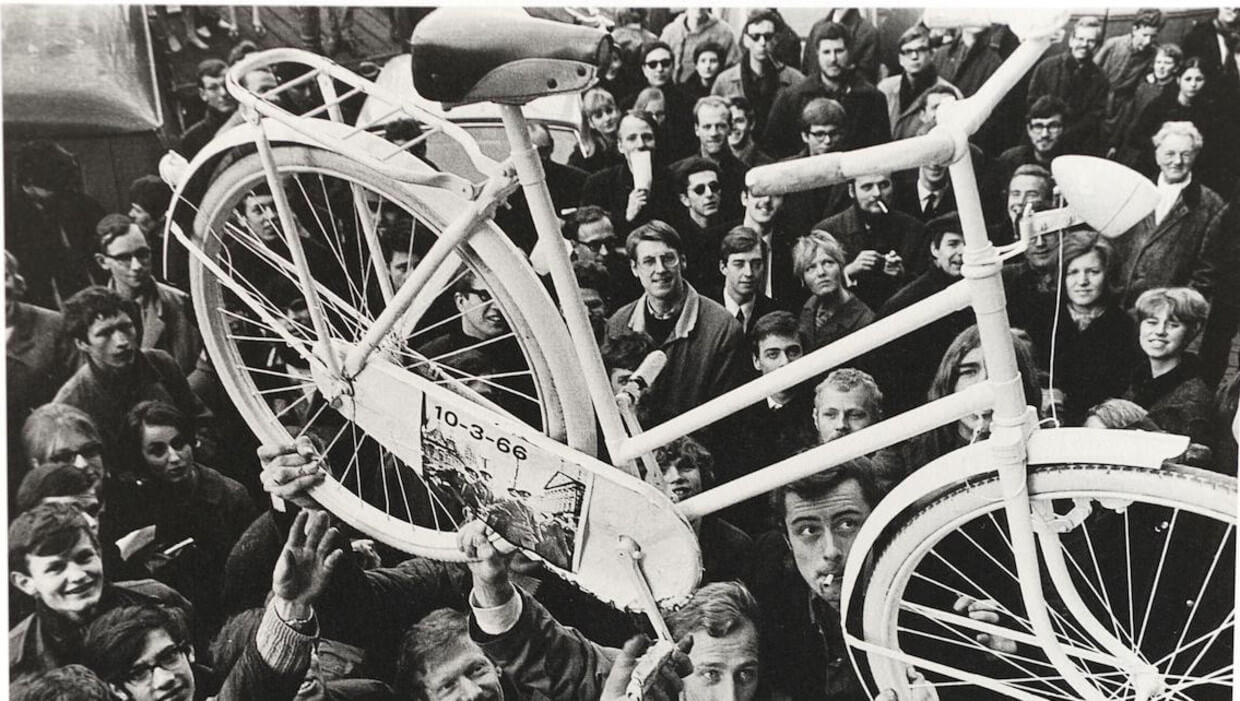 Provos met een witte fiets. Beeld Still uit de Vara-film Rebelse stad Provo in Amsterdam