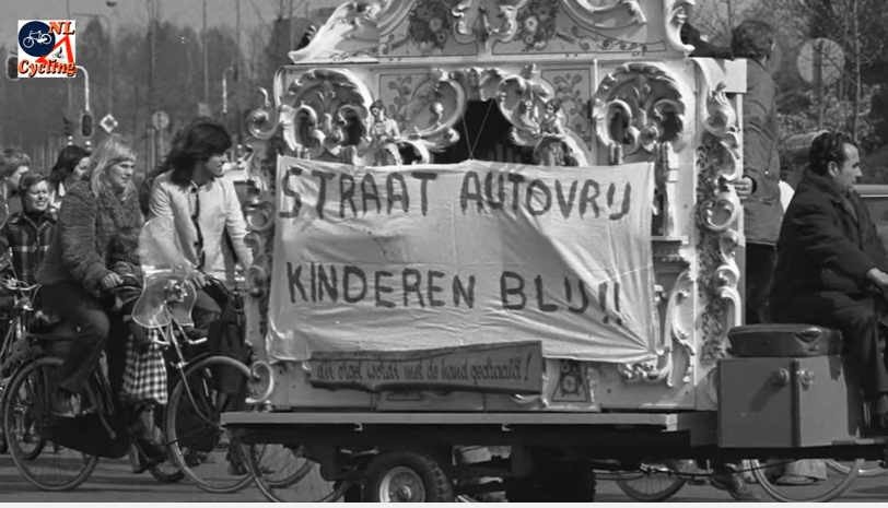 Stop De Kindermoord protest met een straatorgel voor het huis van premier Joop den Uyl. Uit de documentaire: How the Dutch got their cycle paths.