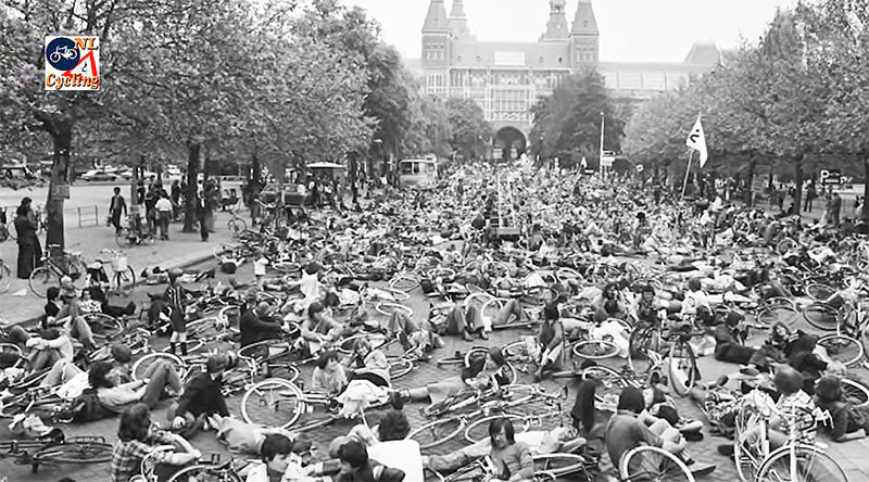 Stop De Kindermoord Protest voor het Rijksmuseum midden jaren '70. Still uit de documentaire: How the Dutch got their cycle paths.