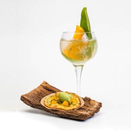 Sfeerfoto van cocktails gemaakt met Dik & Schil gin