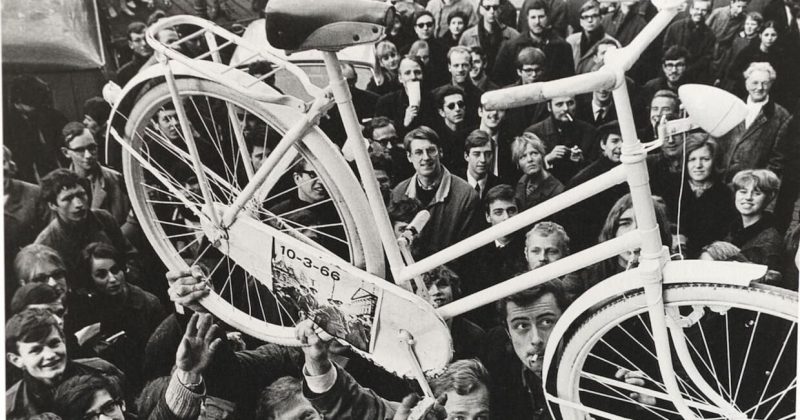 Provos met een witte fiets. Beeld Still uit de Vara-film Rebelse stad Provo in Amsterdam
