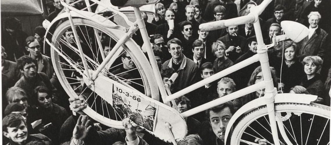 Provos met een witte fiets. Beeld Still uit de Vara-film Rebelse stad Provo in Amsterdam